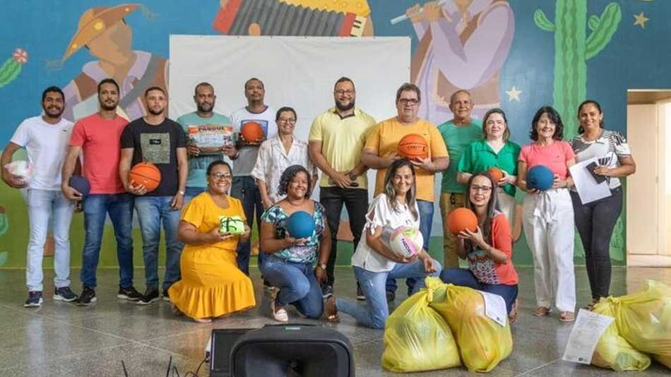 Lapão faz entrega de kits esportivos para escolas municipais