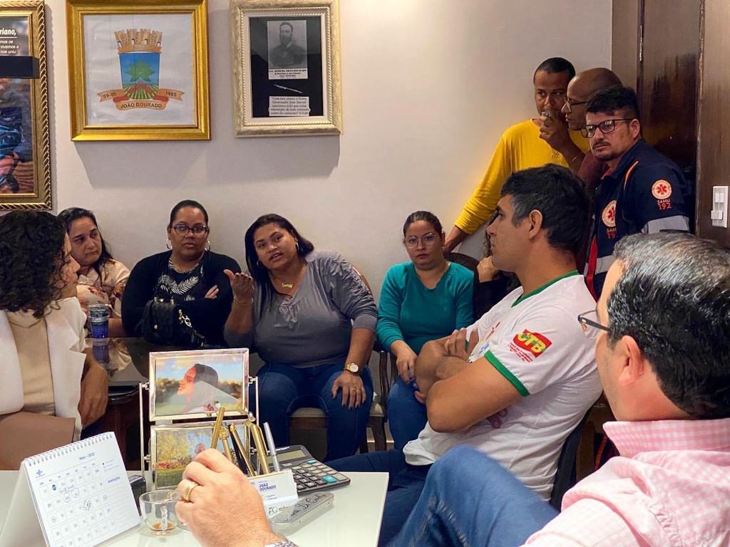 Prefeitura de João Dourado discute implementação do piso salarial nacional para profissionais da enfermagem