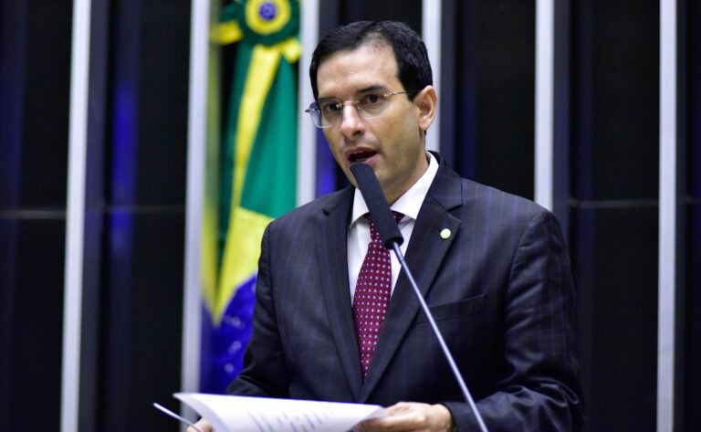 Leo Prates questiona perda de vôos e aumentos de passagens aéreas na Bahia