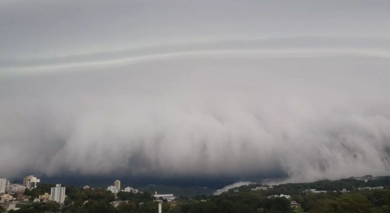 Nuvem shelf cloud ‘engole’ cidades do Rio Grande do Sul; VÍDEOS