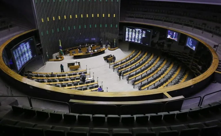 Câmara vota 23 projetos nesta terça; CNH gratuita é destaque