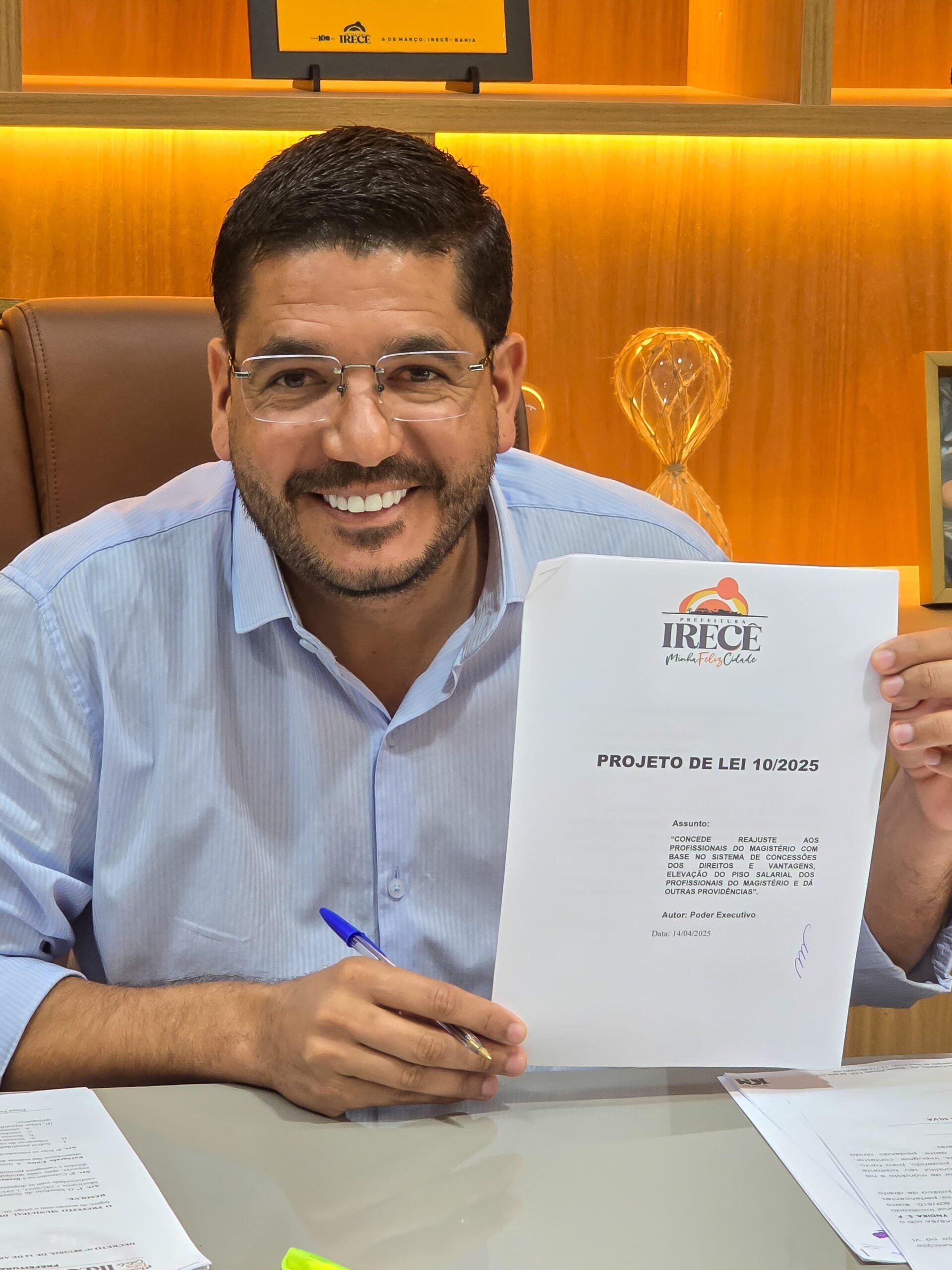 Prefeito sanciona lei que garante reajuste histórico de 14,84% aos professores de Irecê