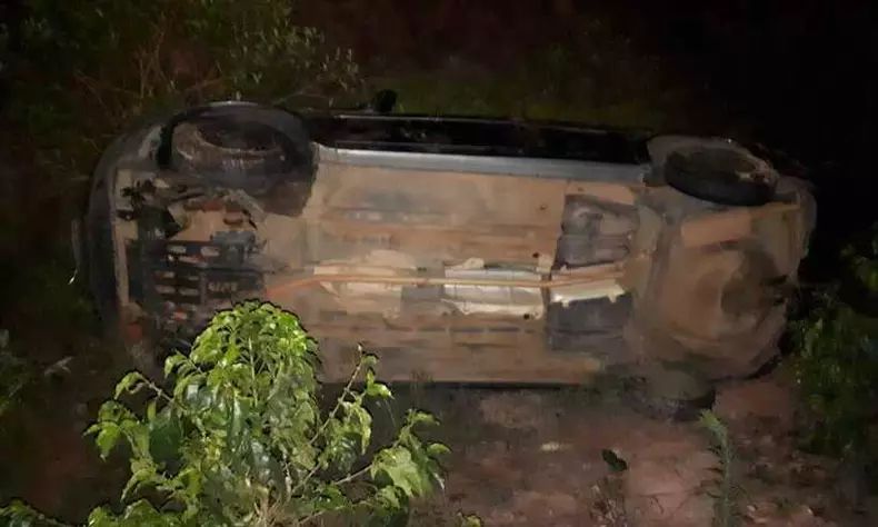 Motorista sofre acidente ao tentar pegar celular e carro despenca em ribanceira na região de Irecê