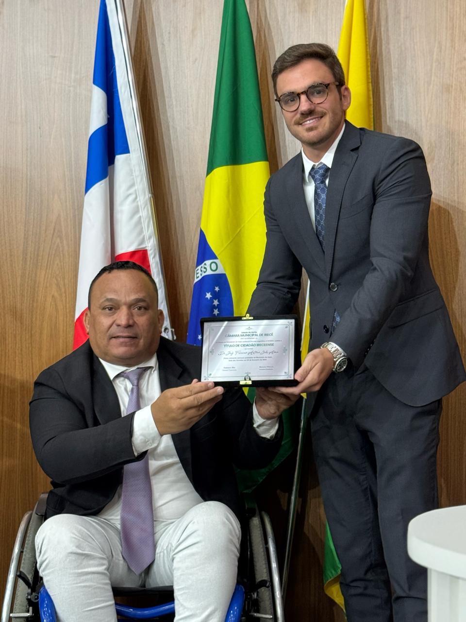 Vereador Fabiano Bia entrega Título de Cidadão Ireceense ao juiz Fernando Antônio Sales Abreu