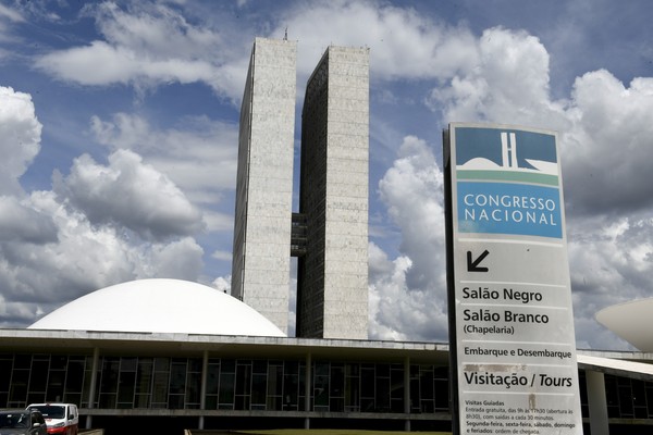 CCJ do Senado aprova fim da reeleição para presidente, prefeitos e governadores