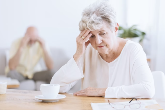 Passar muito tempo sentado aumenta risco de Alzheimer, mostra estudo