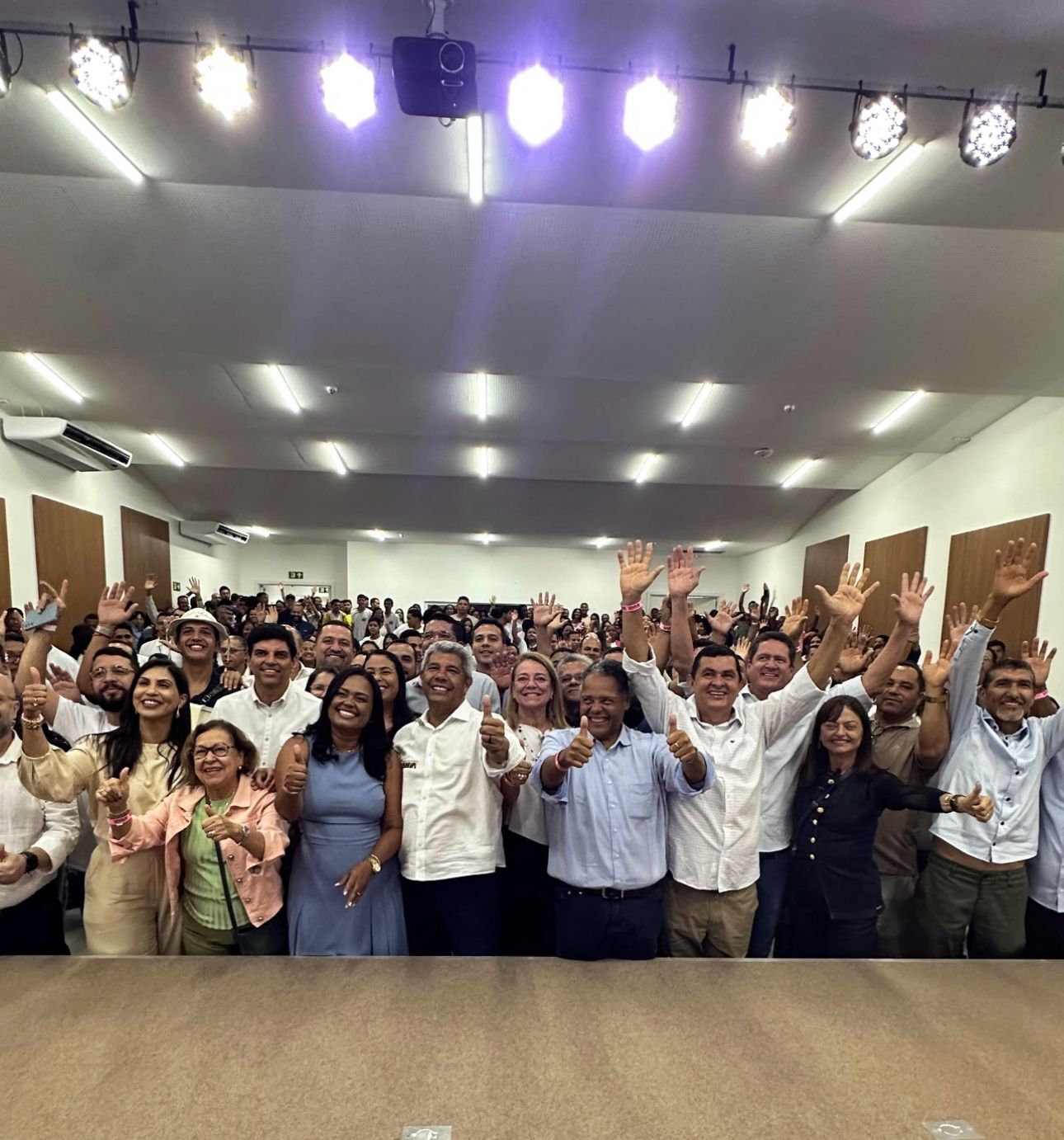 Jerônimo inaugurou colégio e entregou novas pavimentações em América Dourada e realiza entregas do plano de enfrentamento à estiagem, em João Dourado