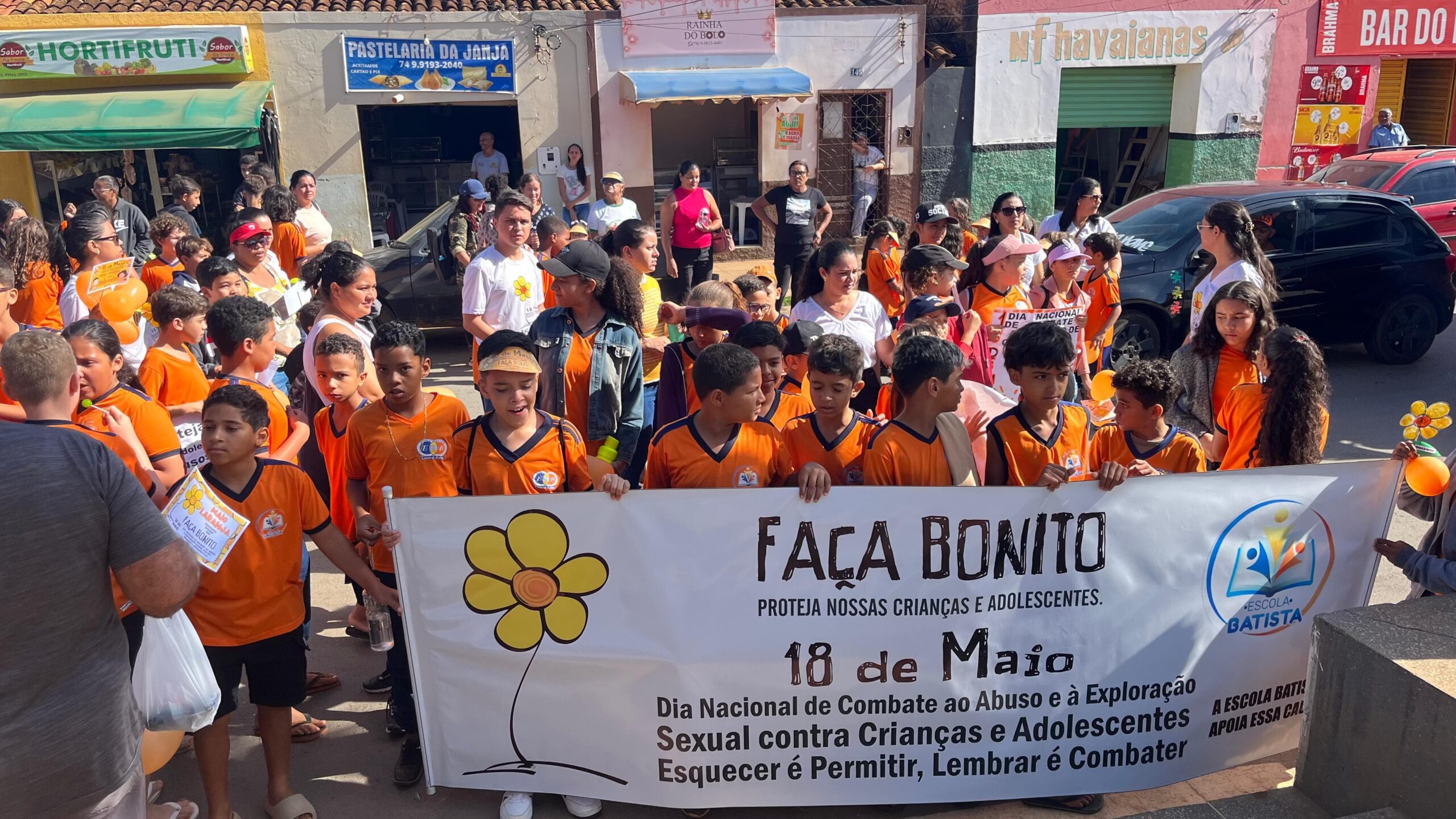 Escola Batista de Central promove passeata de conscientização sobre o 18 de Maio