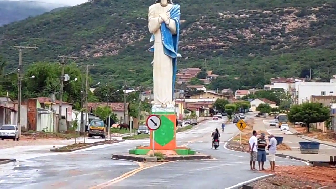 Mulher é flagrada pichando escola municipal em Uibaí e é conduzida à delegacia