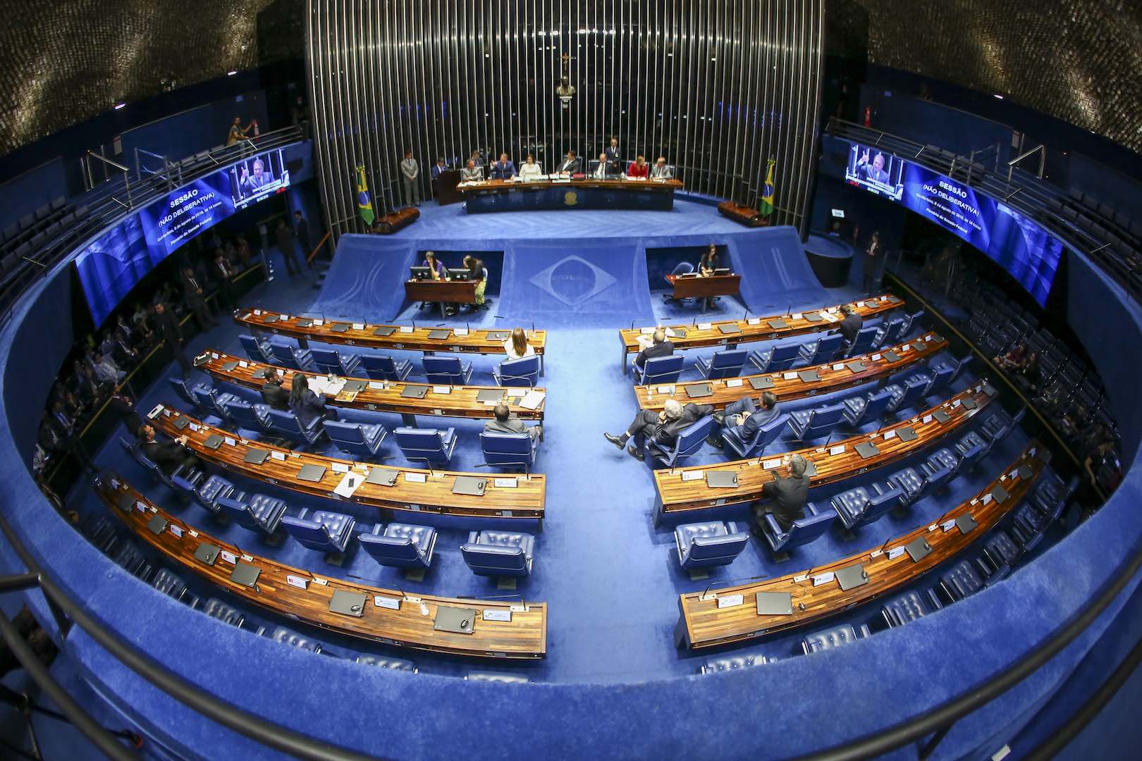 A Comissão de Constituição e Justiça do Senado aprovou nesta quarta-feira o texto-base da Proposta de Emenda à Constituição (PEC) que acaba com a reeleição para prefeitos, governadores e presidente da República.