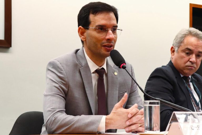 Sob presidência de Leo Prates, piso salarial de médicos e dentistas é aprovado na Comissão de Trabalho