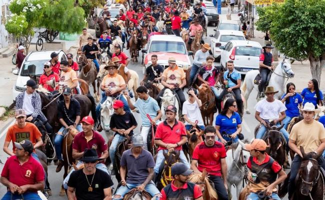 Cavalgada de Irecê bate recorde de público e abre com sucesso a semana do São João 2025