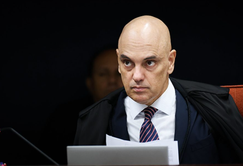 Moraes proíbe a divulgação de entrevistas de Bolsonaro nas redes sociais
