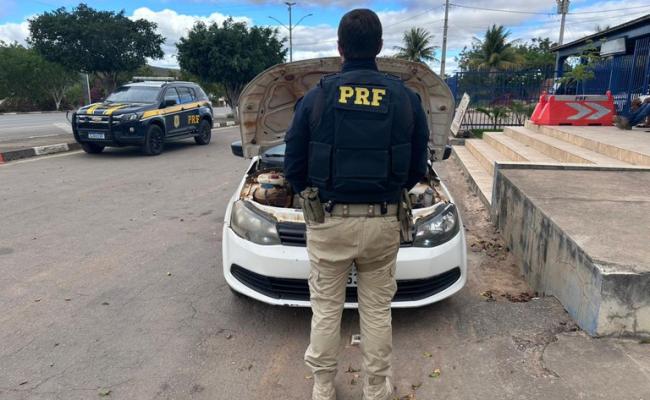 Polícia Rodoviária Federal recupera carro roubado em Seabra