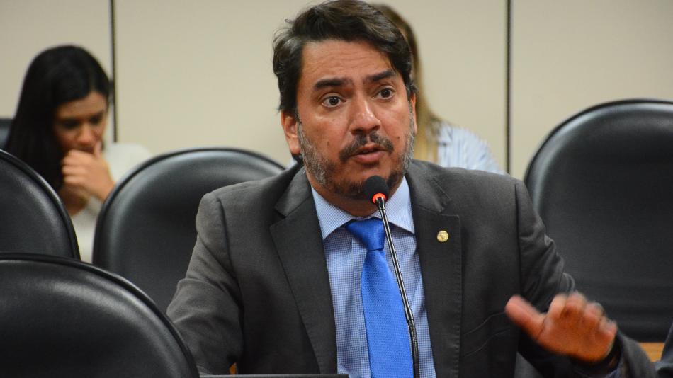 Tavares pede obras estruturais no Colégio Estadual Jesus Moura, em Guaratinga