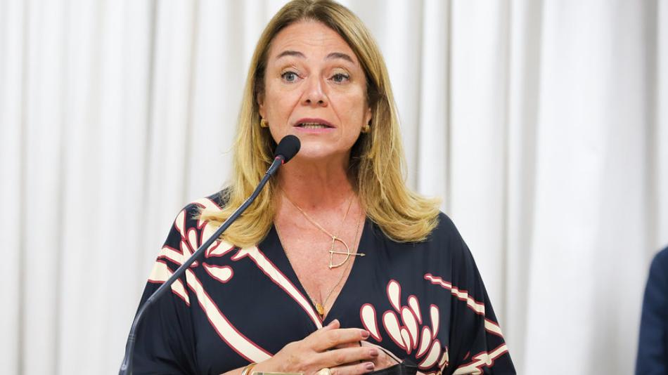 Fabíola homenageia servidores da Sesab