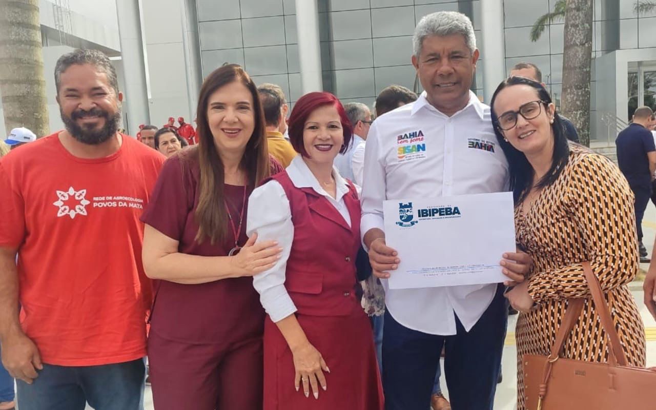 A Prefeitura de Ibipeba, por meio das Secretarias de Assistência Social e de Cultura, entregou hoje quatro documentos oficiais ao Governador Jerônimo Rodrigues.