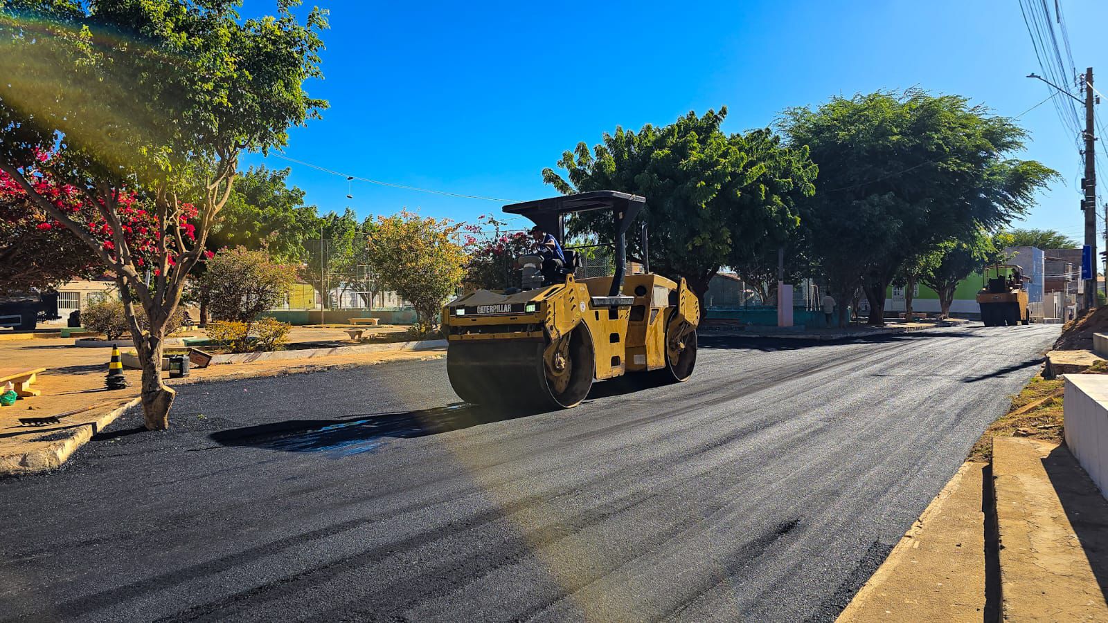 Bairro São José recebe pavimentação em asfalto quente