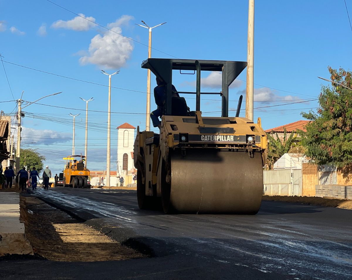 JOÃO DOURADO: REVITALIZAÇÃO DA AVENIDA JOSÉ ALVES AVANÇA COMEÇA A RECEBER ASFALTO EM CBUQ