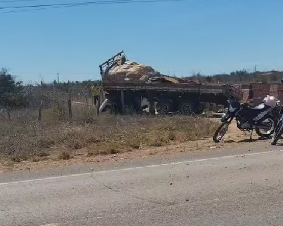 Grave acidente é registrado na BR-324 próximo a Lages do Batata
