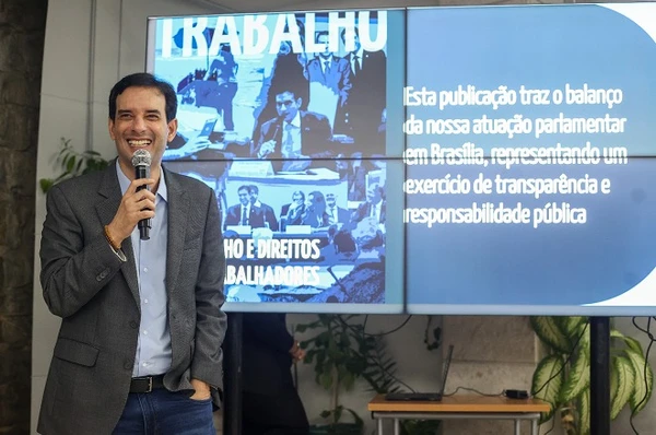 Leo Prates lança publicação com balanço do mandato parlamentar