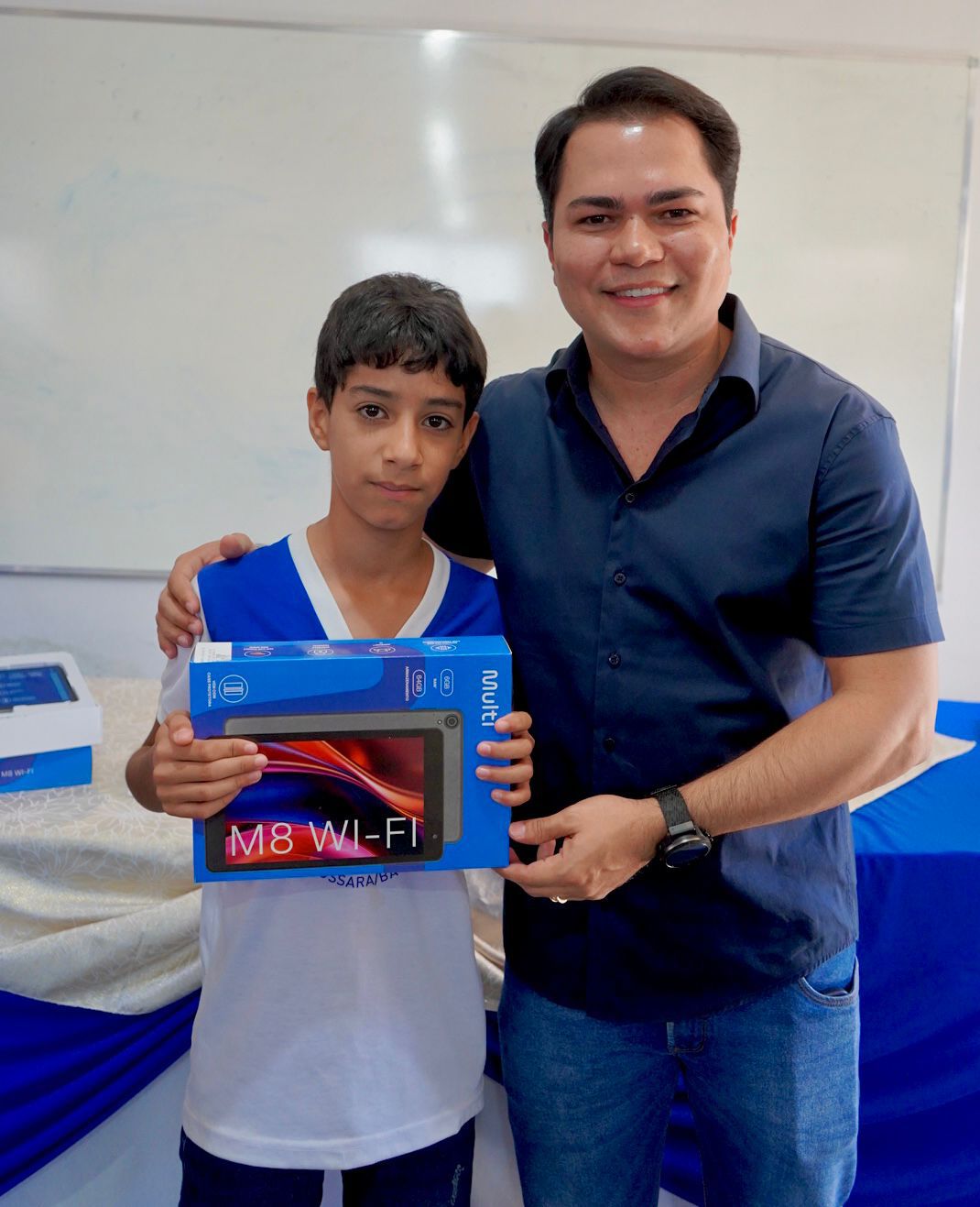 Prefeitura de Jussara premia alunos e professores com tablets e notebooks