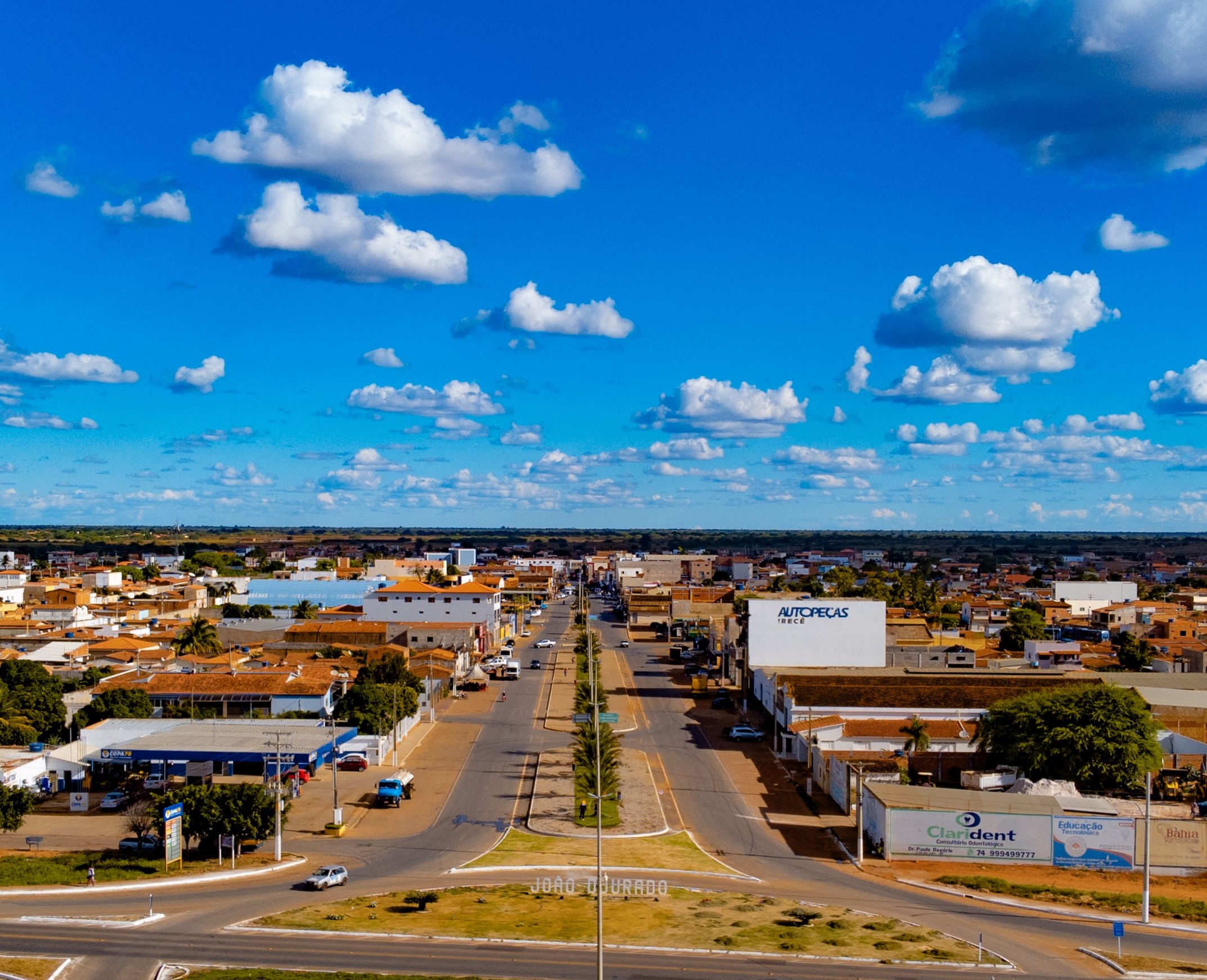 Briga em João Dourado termina com motorista de aplicativo agredido e carro danificado