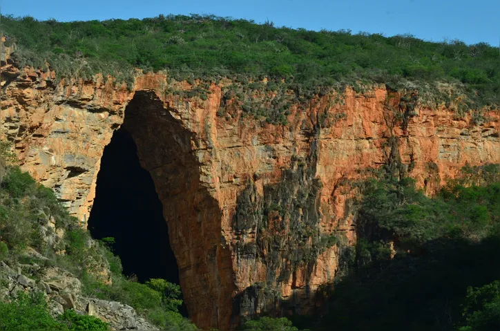 Morro do Chapéu, das cavernas aos ETs, com vinho adubando a história
