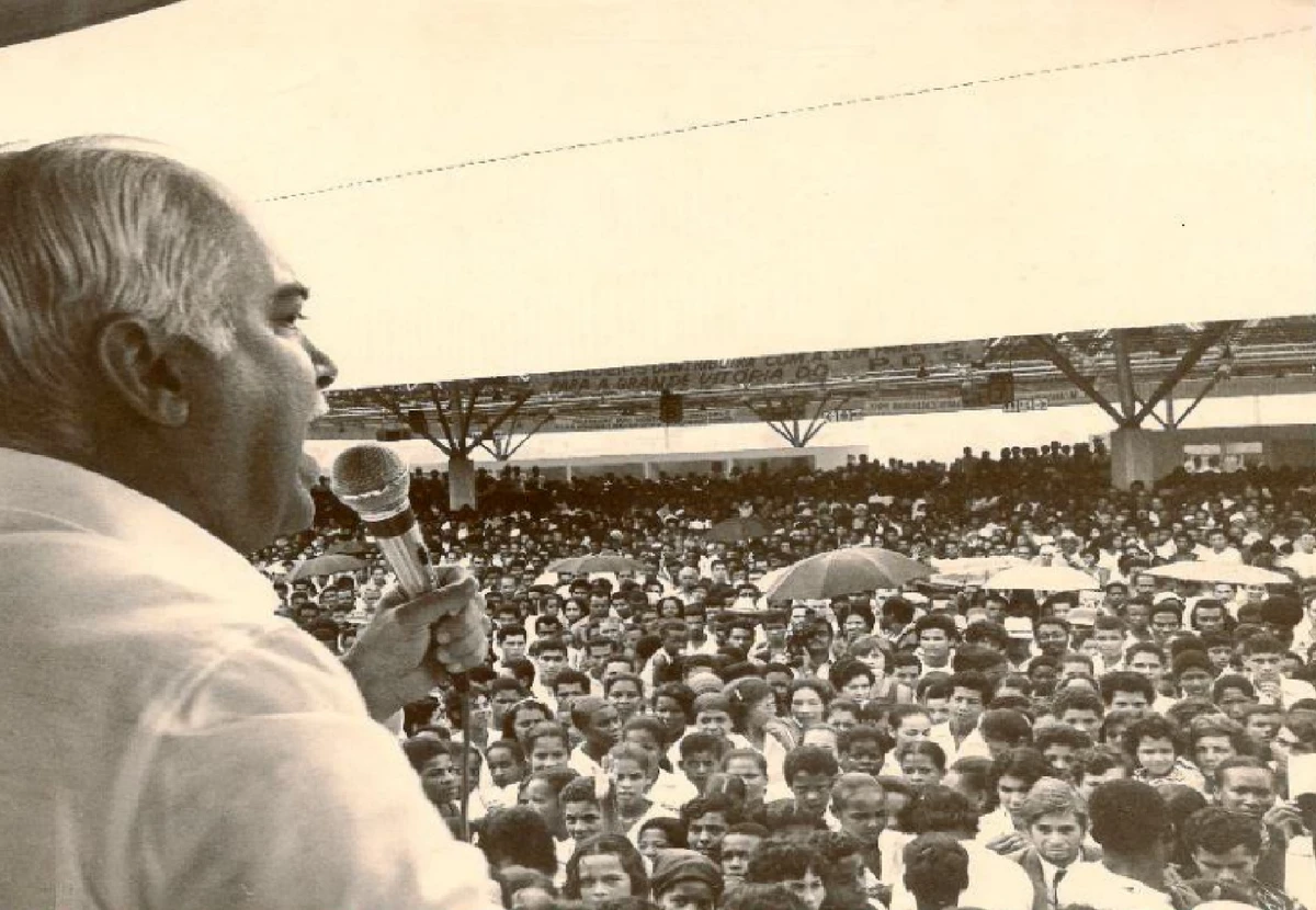 Craque em improvisar nos palanques, ACM completaria 98 anos se estivesse vivo