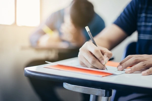 Concursos têm 5 mil vagas abertas para nível médio e superior com salários de até R$ 32 mil