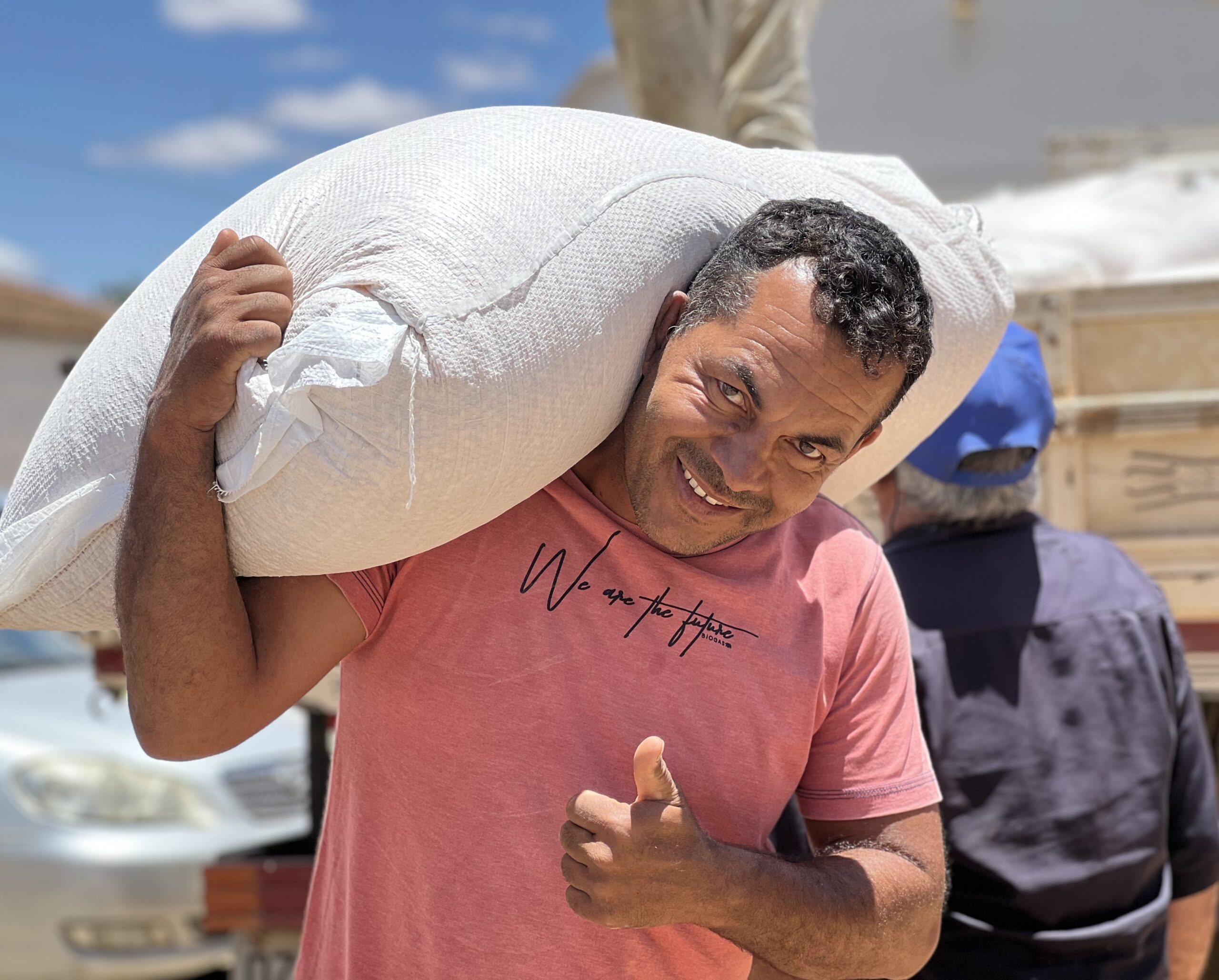 Agricultores de Itapicuru recebem sacos de milho da Secretaria de Agricultura, Pecuária e Política Rural para enfrentar estiagem