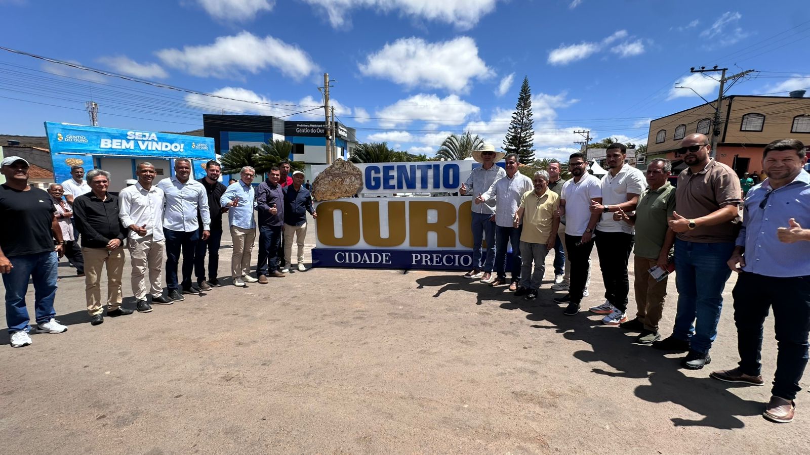 DEPUTADO RICARDO RODRIGUES PARTICIPA DO GENTIO DO OURO FEST E ENTREGA AMBULÂNCIA 0 KM AO MUNICÍPIO