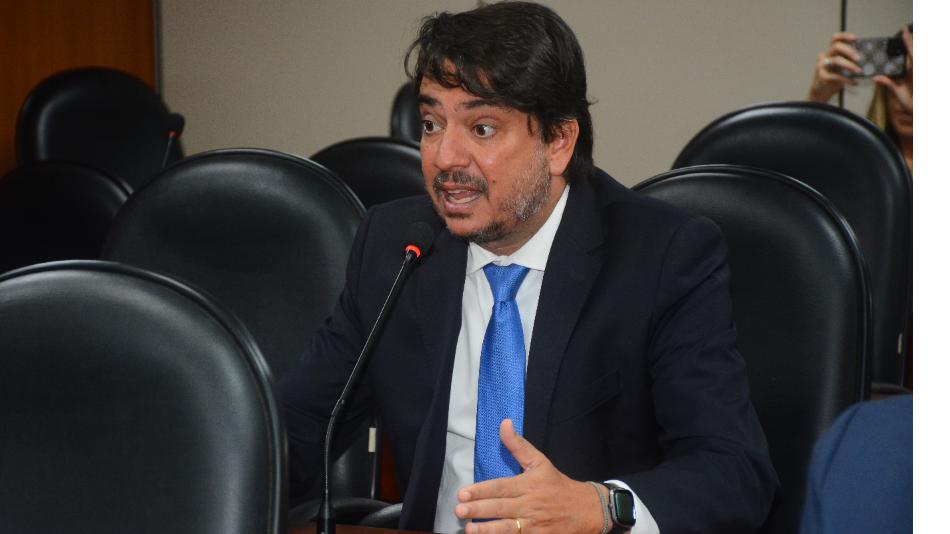 Pedro Tavares pede para Irará novos micro-ônibus escolares
