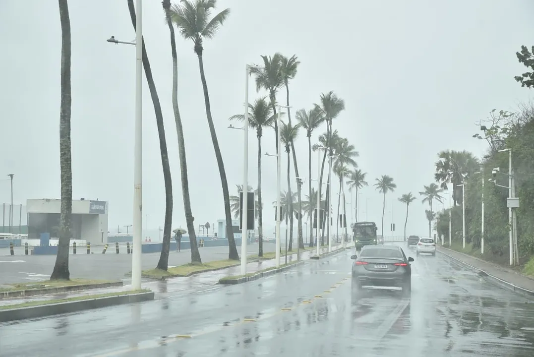 Alerta do Inmet: chuvas fortes e ventos intensos colocam Bahia em atenção