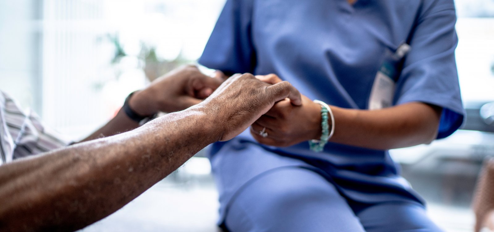 Profissionais da saúde que atuam em áreas de risco e conflitos podem receber adicional de 30%; entenda