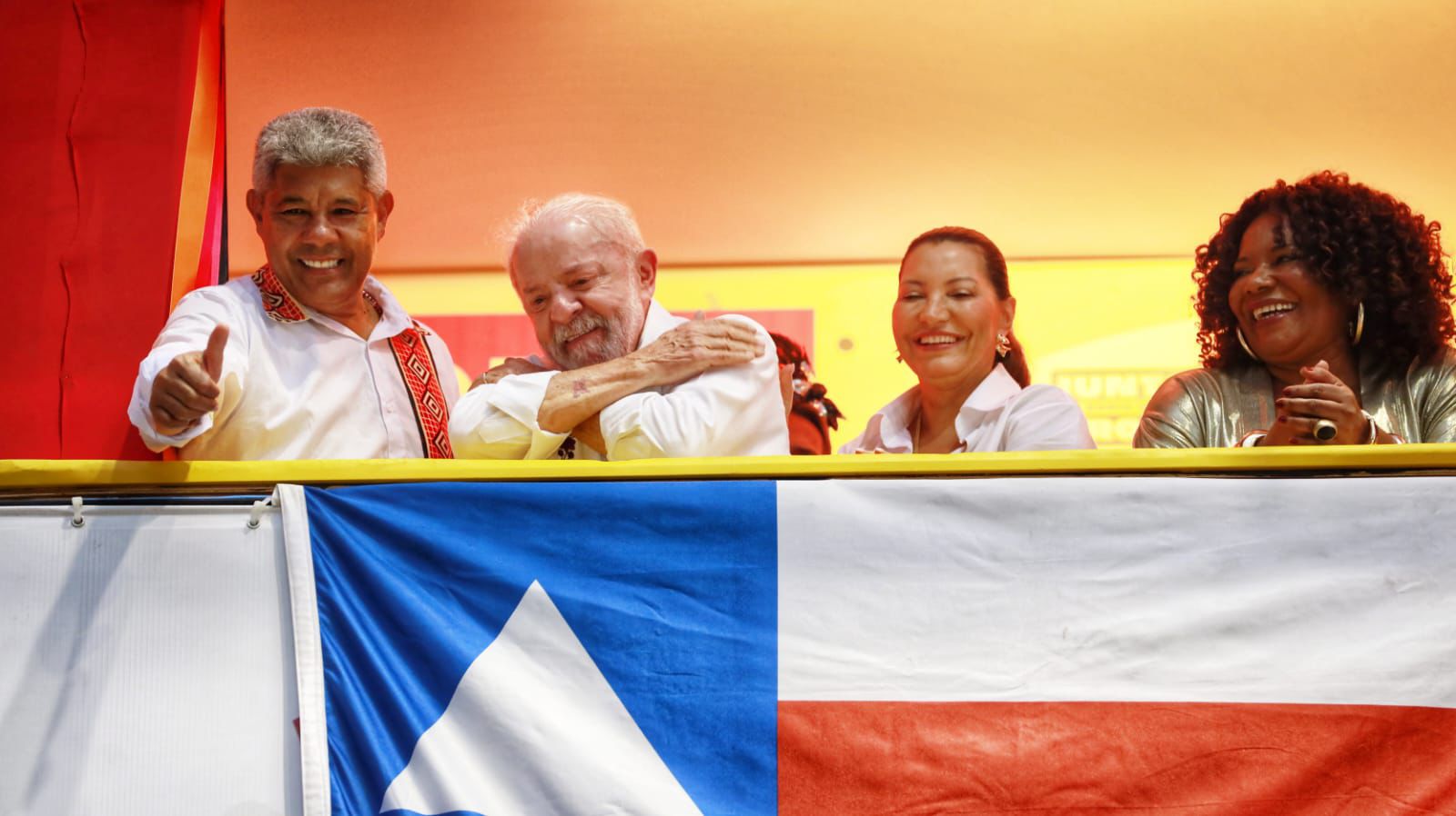 Ao lado do presidente Luiz Inácio Lula da Silva, governador Jerônimo Rodrigues acompanha atrações do Carnaval no Campo Grande.