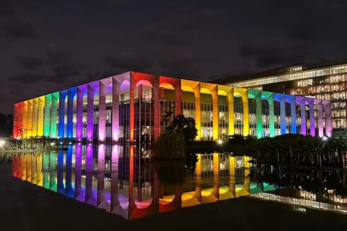 Concursos públicos abertos têm quase duas mil vagas e salários de até R$ 22,5 mil