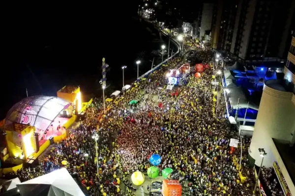 Turistas pagam R$ 500 por dia para segurança levar até a porta do camarote no Carnaval