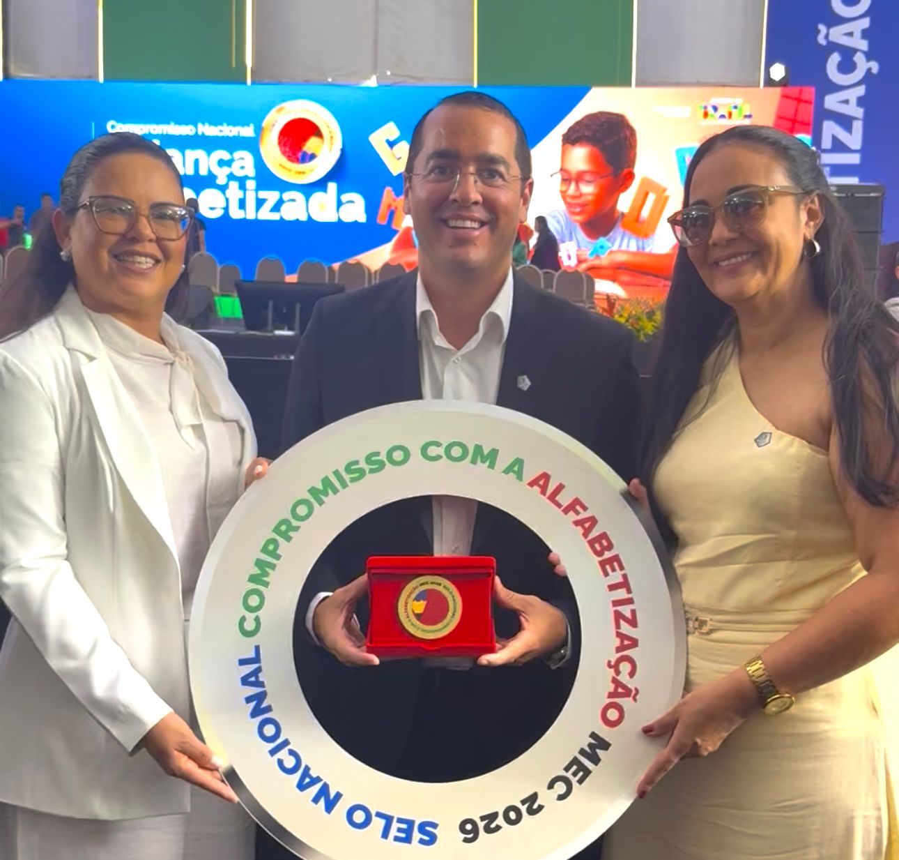 JOÃO DOURADO PARTICIPA DE CERIMÔNIA EM BRASÍLIA PARA RECEBER SELO OURO DA ALFABETIZAÇÃO