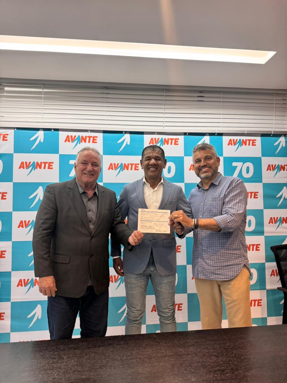 Elmo Vaz e Ronaldo Carletto oficializam filiação e pré-candidatura do Coronel Valter Araújo
