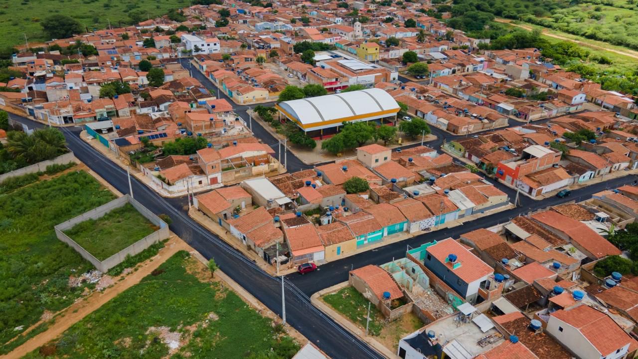 Irecê vira canteiro de obras e acelera pavimentação em toda a cidade