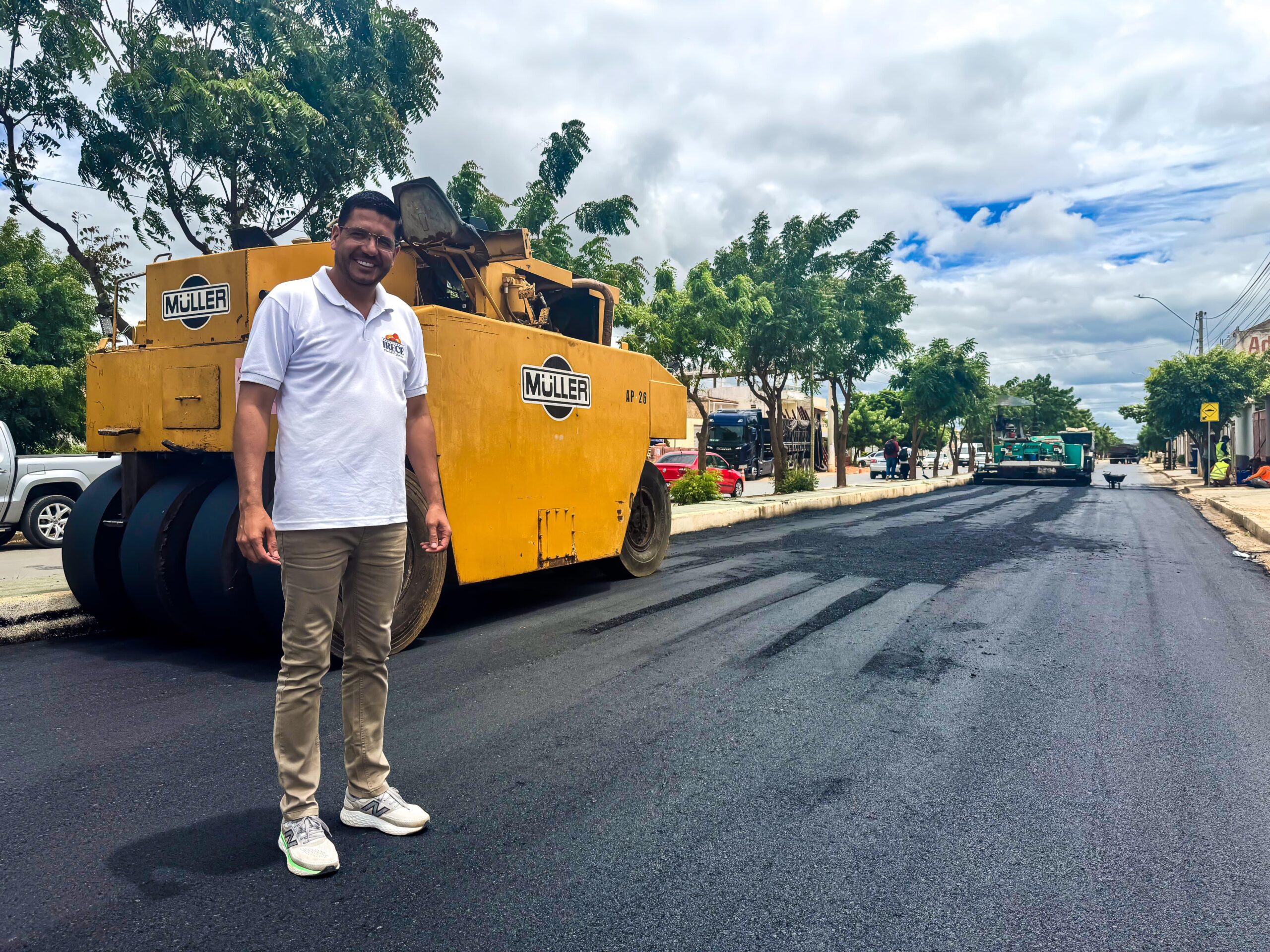 Asfalto quente chega à Avenida Raimundo Bonfim em Irecê