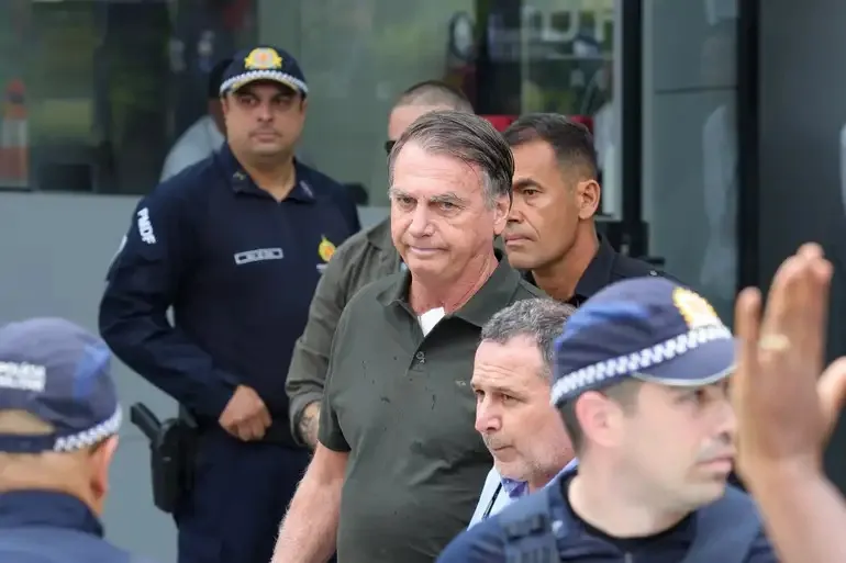 Jair Bolsonaro recebe alta e começa prisão domiciliar em Brasília