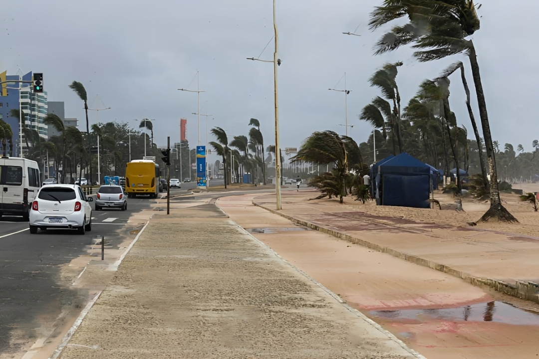 ZCIT provoca chuva forte com trovoada na Bahia; veja alerta