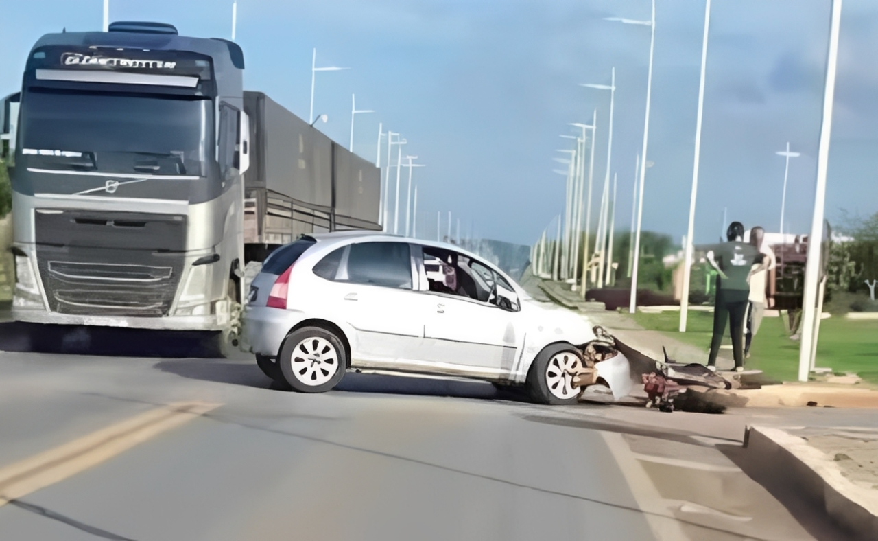 Acidente entre carro e moto é registrado em rotatória da BA-052, em Irecê