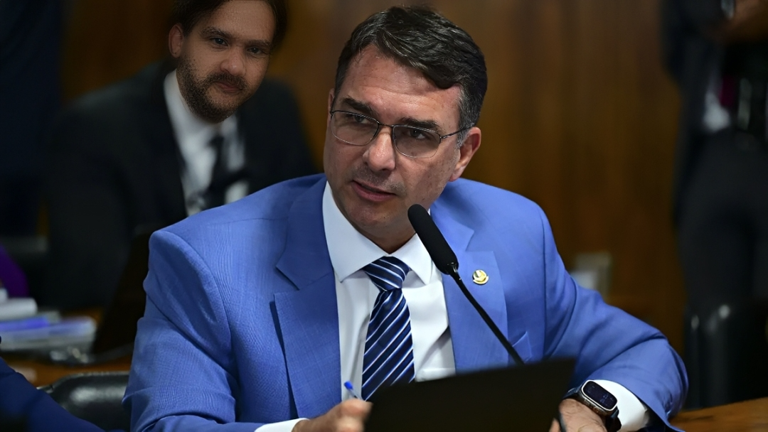 Flávio Bolsonaro revela contato com Moraes para pedir domicilar ao pai