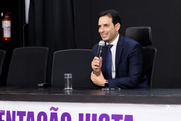 Regulamentação dos motoristas de app deve ser votada até abril, projeta Leo Prates em debate do Câmara pelo Brasil, em Salvador