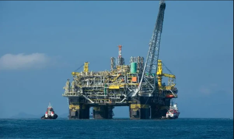 Petróleo dispara, gasolina sobe e Brasil pode ter novos aumentos