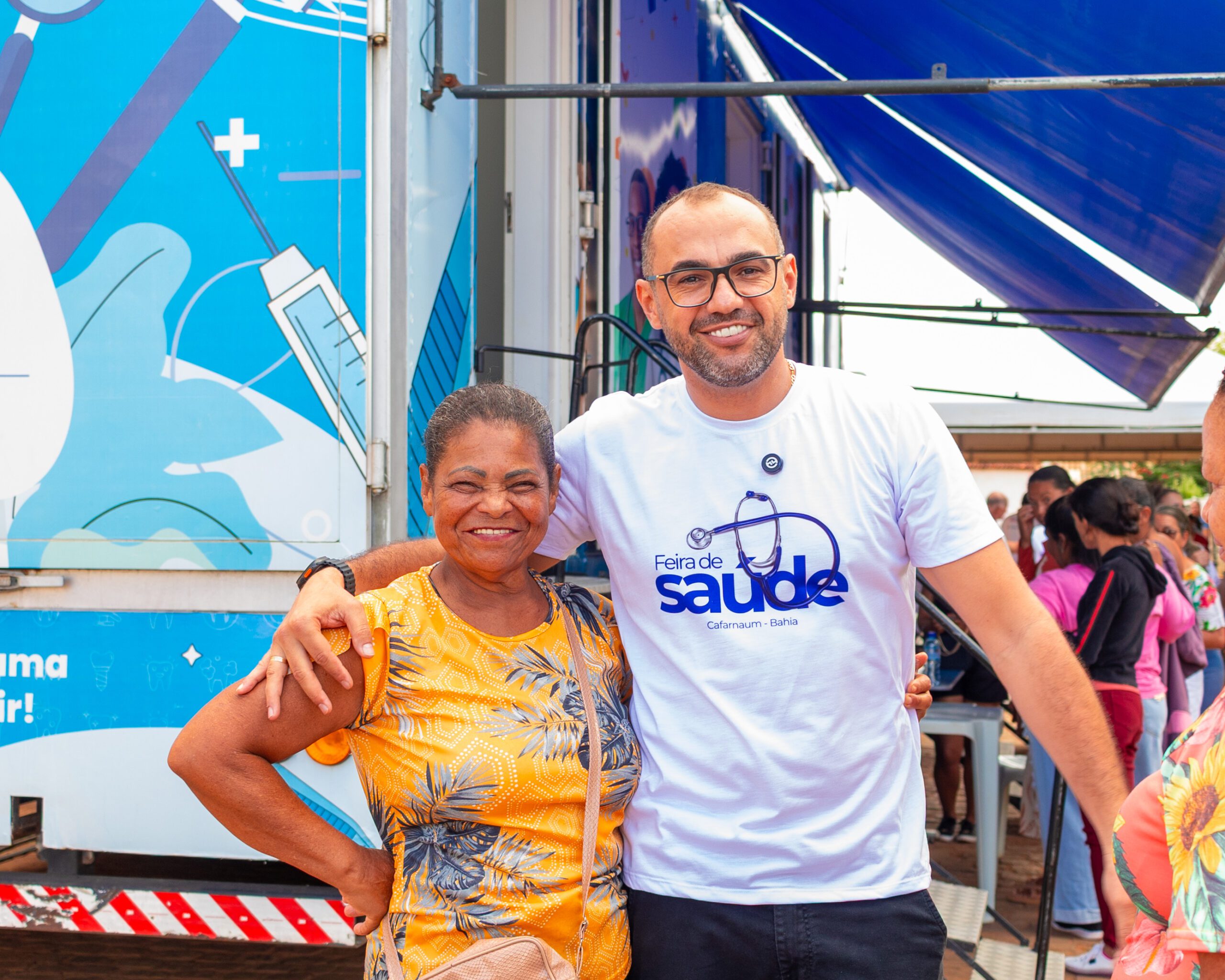 FEIRA DE SAÚDE DE CAFARNAUM AMPLIA ATENDIMENTOS E MARCA ANIVERSÁRIO COM ENTREGA DE NOVA VAN DO TFD