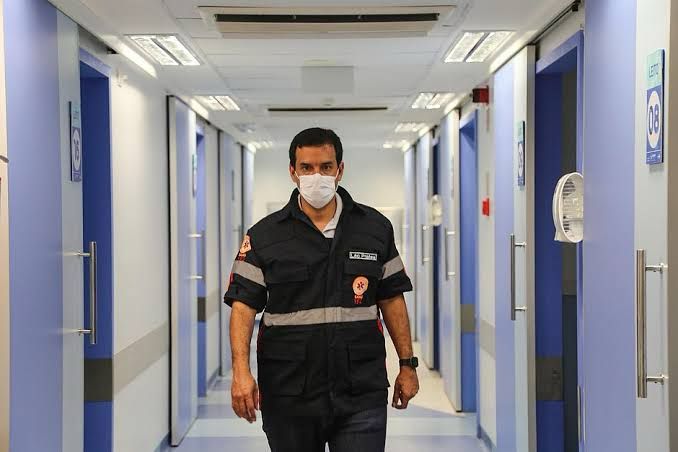 LEO PRATES LANÇA LIVRO SOBRE BASTIDORES DA PANDEMIA EM SALVADOR E REVELA HISTÓRIAS DA CRISE SANITÁRIA